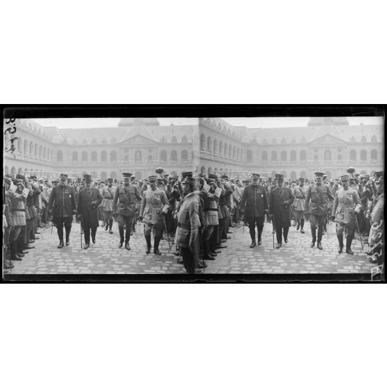 Paris. Aux Invalides. Revue du bataillon américain. Arrivée du maréchal Joffre, général Pershing et Monsieur Sharp. [légende d'origine]