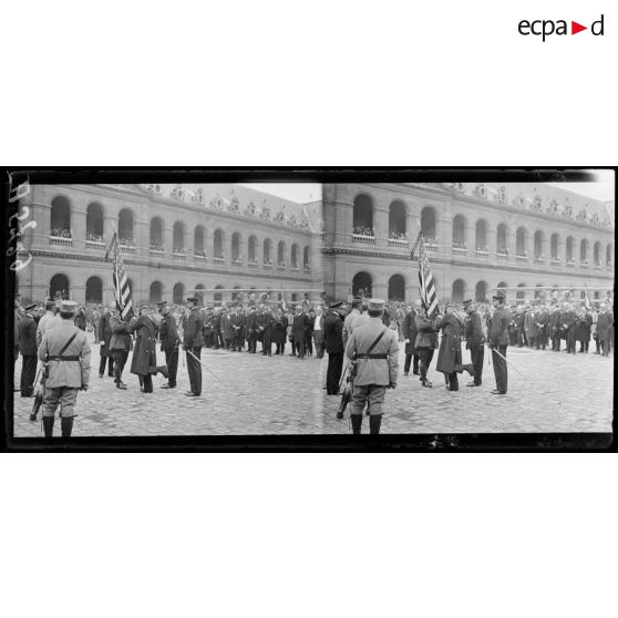Paris. Aux Invalides. Revue du bataillon américain. Présentation du drapeau américain. [légende d'origine]
