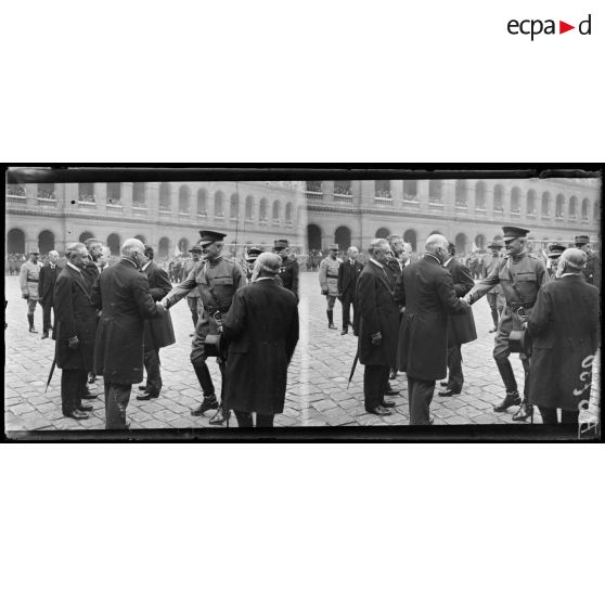 Paris. Aux Invalides. Revue du bataillon américain. Le général Pershing et les personnages officiels. [légende d'origine]