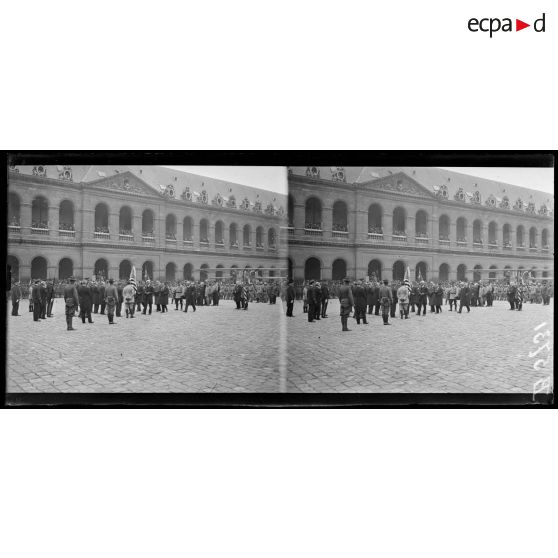 Paris. Aux Invalides. Revue du bataillon américain. [légende d'origine]