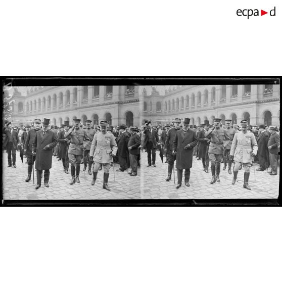 Paris. Aux Invalides. Revue du bataillon américain. Le maréchal Joffre, Monsieur Sharp, le général Pershing quittent les Invalides après la revue. [légende d'origine]