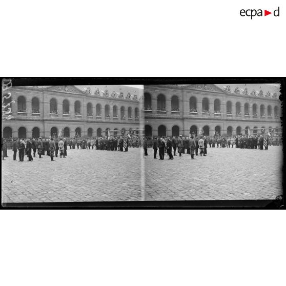 Paris. Aux Invalides. Revue du bataillon américain. Remise de décorations. [légende d'origine]