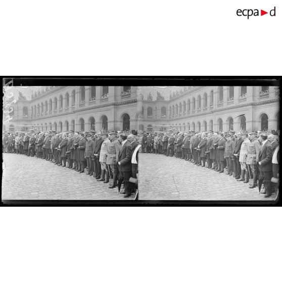 Paris. Aux Invalides. Revue du bataillon américain. Le Président, , le général Pershing, le maréchal Joffre pendant la revue. [légende d'origine]