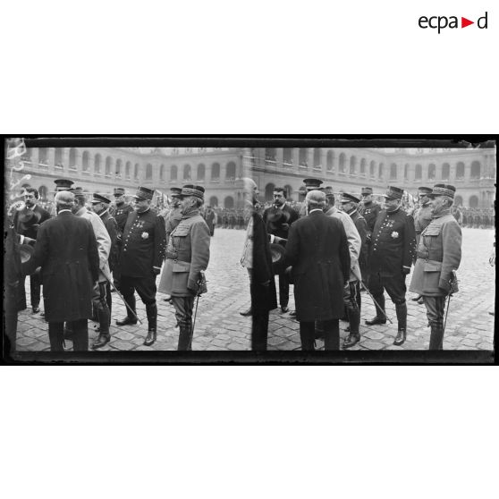 Paris. Aux Invalides. Après la revue du bataillon américain. [légende d'origine]