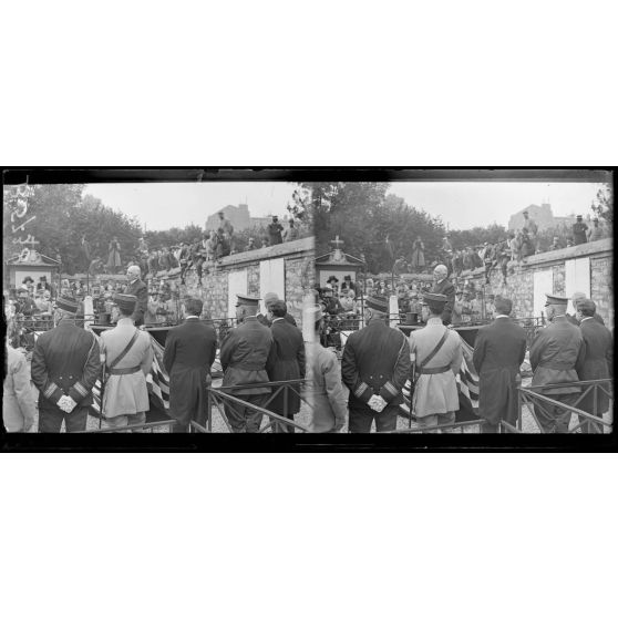 Paris. Cimetière de Picpus. Arrivée des troupes américaines. Monsieur Sharp prononce un discours. [légende d'origine]