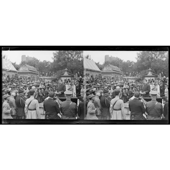 Paris. Cimetière de Picpus. Arrivée des troupes américaines. Monsieur Painlevé prononce un discours. [légende d'origine]