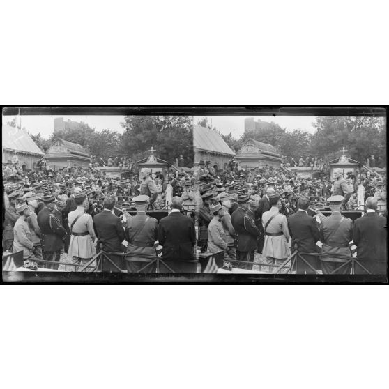 Paris. Cimetière de Picpus. Arrivée des troupes américaines. Le général Pershing prononce un discours. [légende d'origine]
