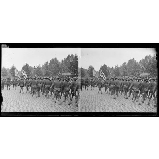 Paris. Cimetière de Picpus. Arrivée des troupes américaines. Le bataillon américain se rendant au cimetière. [légende d'origine]