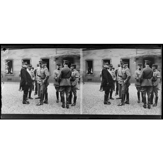 Paris. Arrivée des troupes américaines. Le général Pershing, le maréchal Joffre, groupe d'officiers. [légende d'origine]