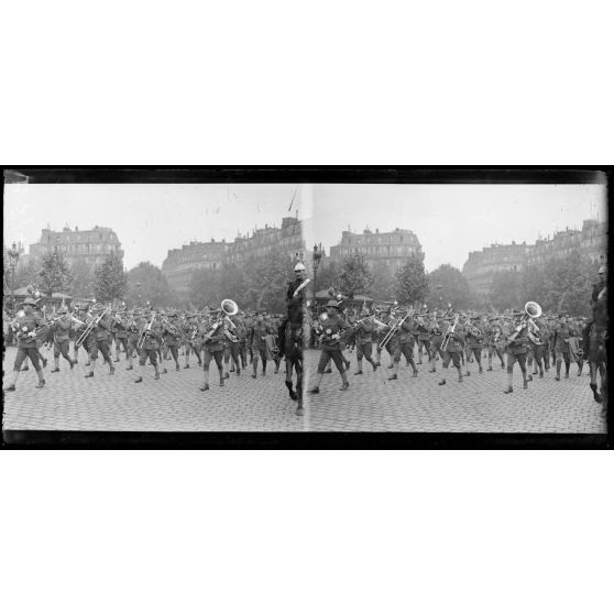 Paris. Défilé du bataillon américain. La musique. [légende d'origine]