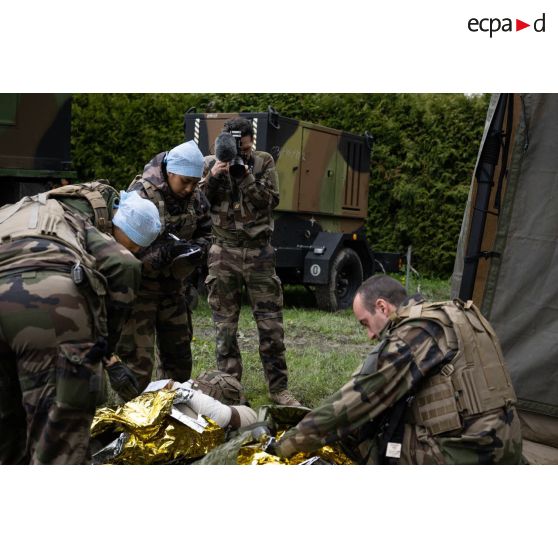 L'opérateur vidéo Julien filme la prise en charge de blessés par l'équipe de l’antenne de réanimation et de chirurgie de sauvetage (ARCS) à Dizy-le-Gros.