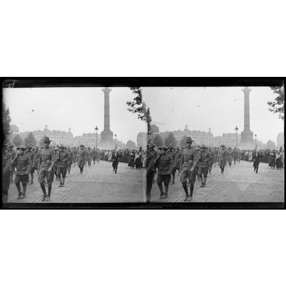 Paris. Le bataillon américain place de la Bastille. [légende d'origine]