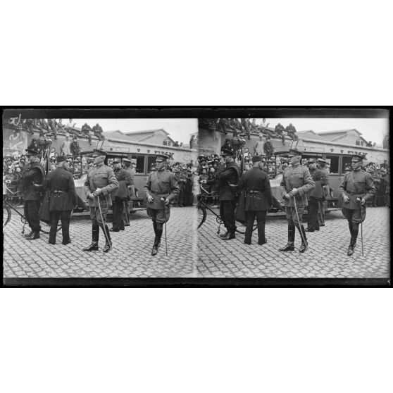 Paris. Le général Pershing arrive au cimetière de Picpus. [légende d'origine]