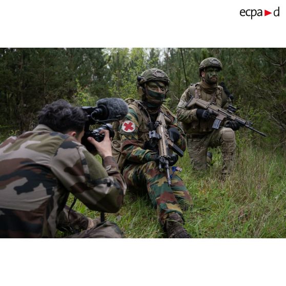 L'opérateur vidéo Julien filme la progression des chasseurs ardennais sur le camp de Suippes.