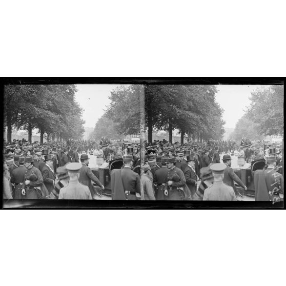 Paris. Défilé du bataillon américain. [légende d'origine]