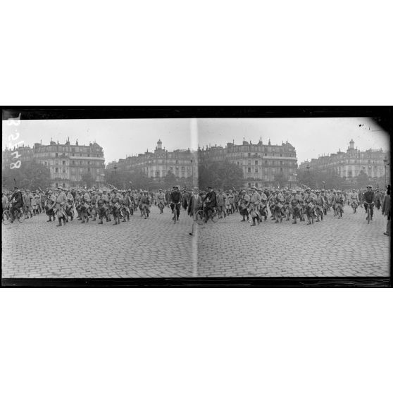 Paris. Défilé du bataillon américain. La musique militaire française. [légende d'origine]