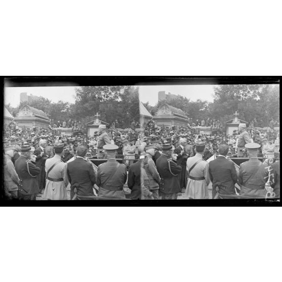 Paris. Cimetière de Picpus. Le général Pershing prononce un discours. [légende d'origine]