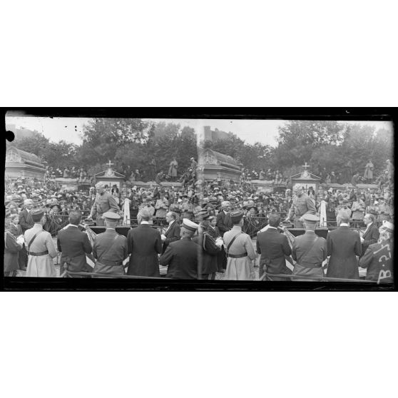 Paris. Cimetière de Picpus. Le général Pershing descend de la tribune. [légende d'origine]