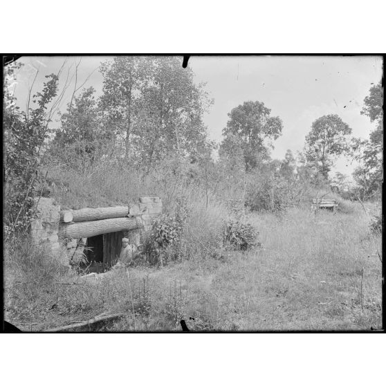 Près Chiry-Ourscamp (Oise). Abris de grosses pièces allemandes sur la cote 141. [légende d'origine]