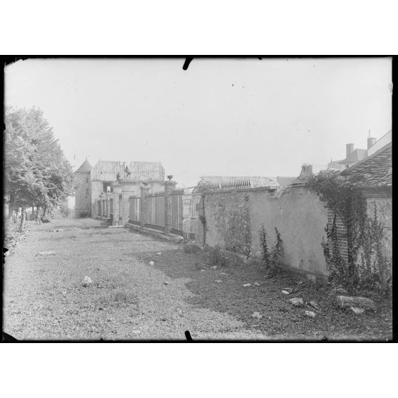 Mondement (Marne). Le château vu de la grille d'entrée. [légende d'origine]