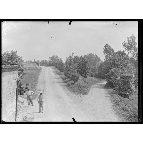 Lenharrée (Marne). Vallée de la Somme, tombes françaises au bord de la route. [légende d'origine]