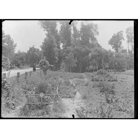 Lenharrée (Marne). Tombes françaises et allemandes à la sortie du village sur les bords de la Somme. [légende d'origine]