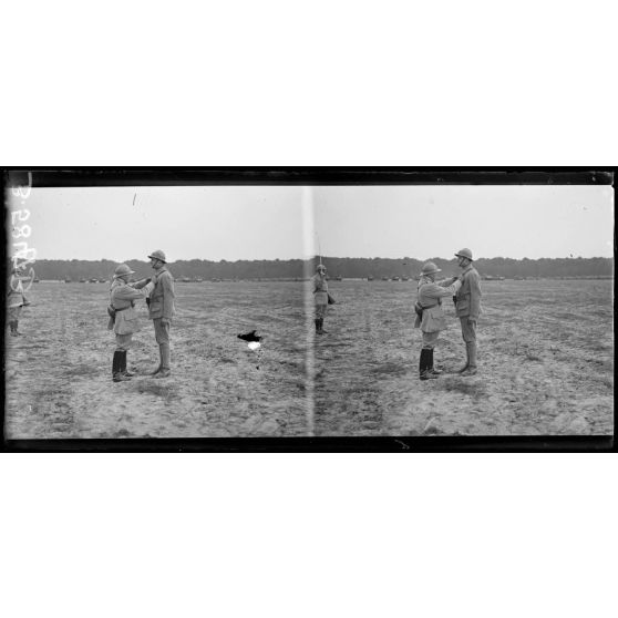 Camp d'Orrouy (Oise). Remise de décorations à des équipages de tanks. (légende d'origine]