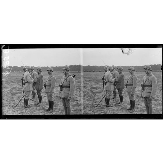 Camp d'Orrouy (Oise). Remise de décorations à des équipages de tanks. [légende d'origine]