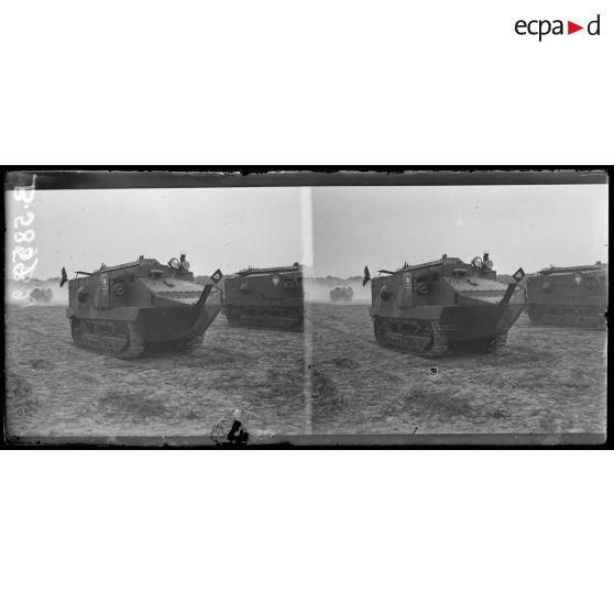 Camp d'Orrouy (Oise). Les tanks Schneider défilent. [légende d'origine]