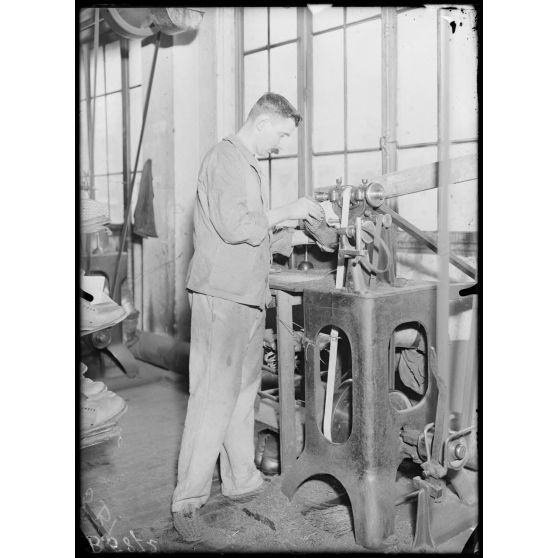 Usine de chaussures Dressoir. Machine à fraiser. [légende d'origine]