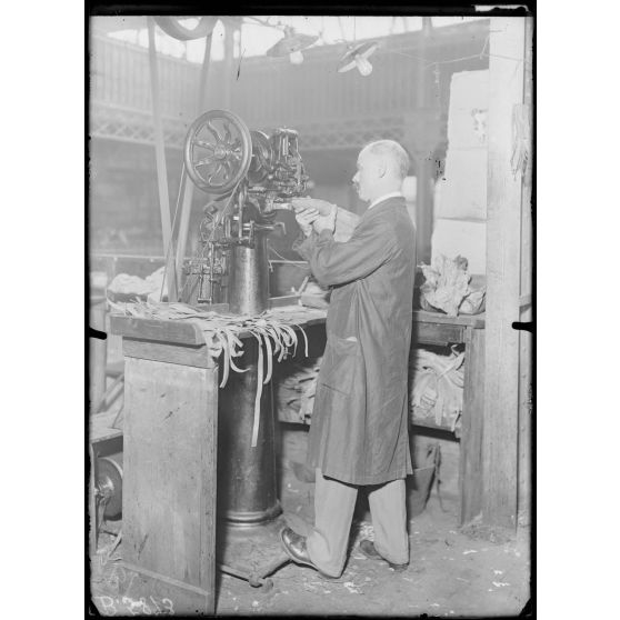 Usine de chaussures Dressoir. Machine à coudre entre-pointe. [légende d'origine]