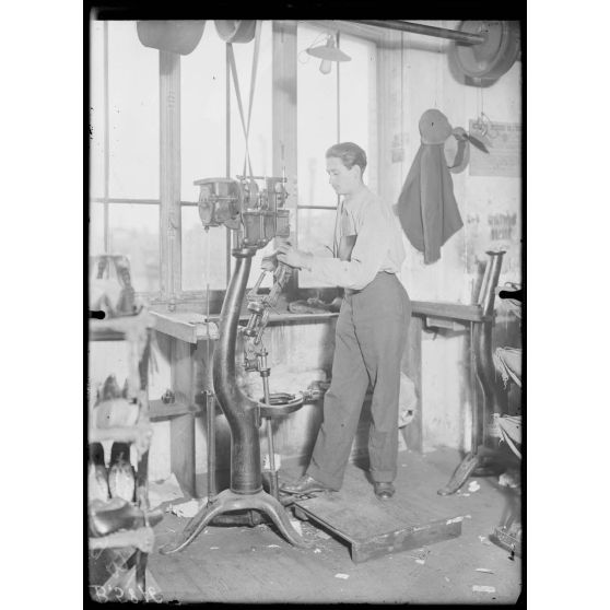Usine de chaussures Dressoir. Machine Boston à ensemencer. [légende d'origine]