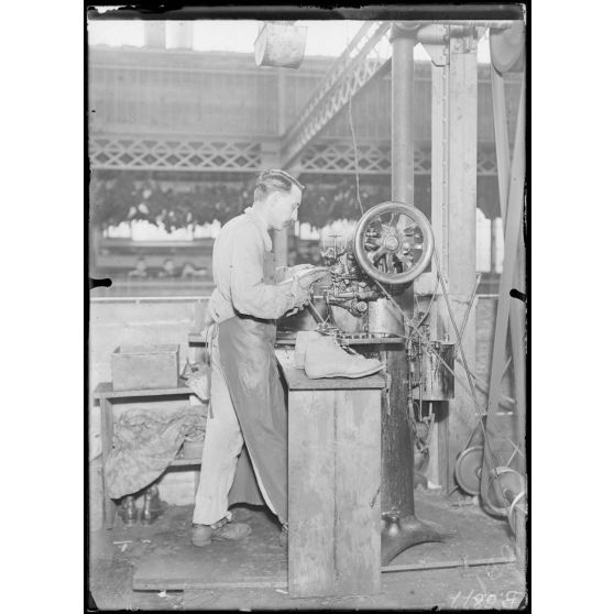 Usine de chaussures Dressoir. Machine à piquer les semelles "Rapide". [légende d'origine]