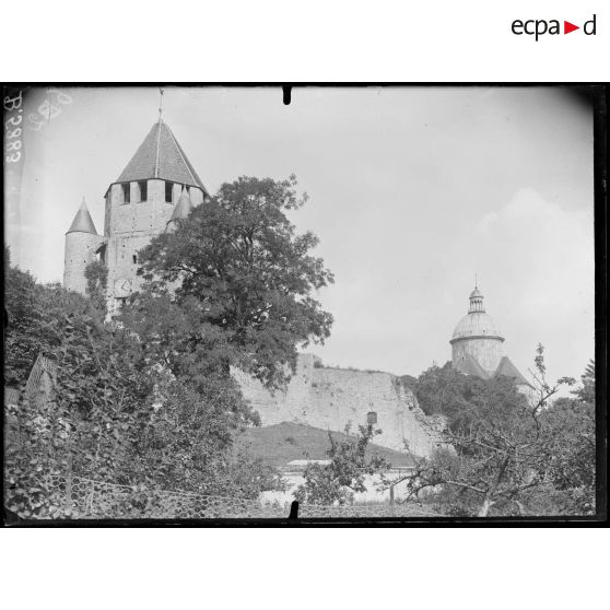 Provins (Seine-et-Marne). Tour de César, église Quiriace, vieux remparts. [légende d'origine]