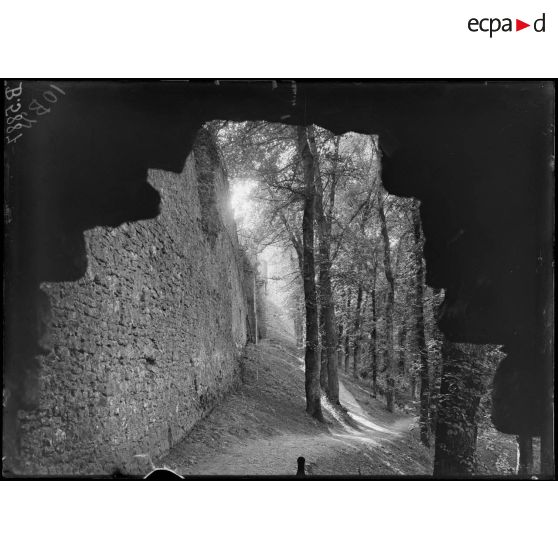 Provins (Seine-et-Marne). Les remparts vus du Trou de chat. [légende d'origine]