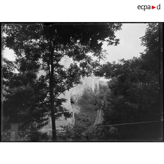 Provins (Seine-et-Marne). Les remparts près la Porte Saint Jean. [légende d'origine]