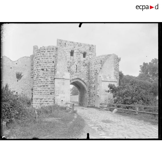 Provins (Seine-et-Marne). La Porte Saint Jean. [légende d'origine]