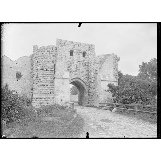 Provins (Seine-et-Marne). La Porte Saint Jean. [légende d'origine]