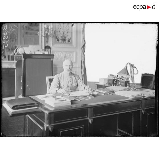 Compiègne. Au palais. Au grand quartier général. Le général pétain dans son cabinet de travail. [légende d'origine]