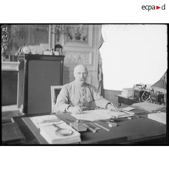 Compiègne. Au palais. Au grand quartier général. Le général pétain dans son cabinet de travail. [légende d'origine]