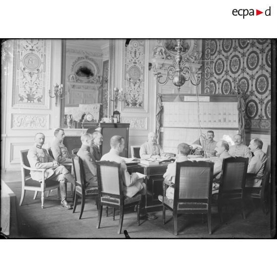 Compiègne. Au palais. Au Grand Quartier général. Le rapport journalier dans le cabinet du général Pétain. [légende d'origine]