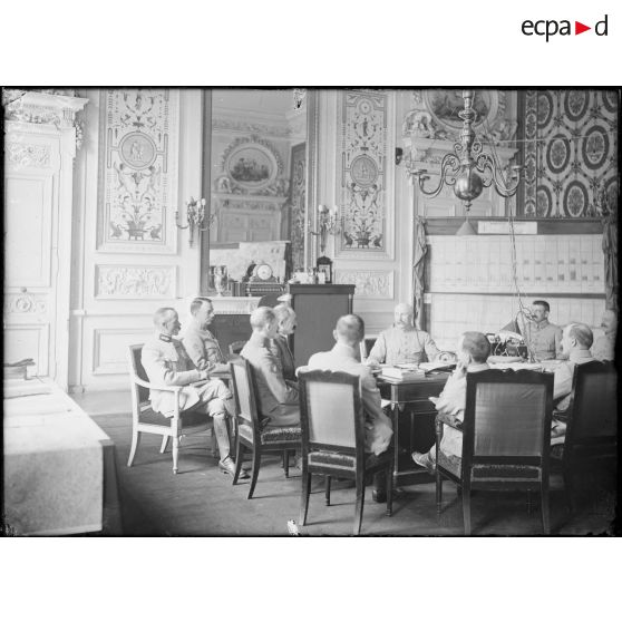 Compiègne. Au palais. Au Grand Quartier général. Le rapport journalier dans le cabinet du général Pétain. [légende d'origine]