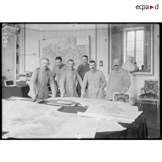 Compiègne. Au palais. Au Grand Quartier général. Officiers du cabinet du général Pétain : le colonel Serrigny, le colonel Duchesne, le capitaine Molinier, le capitaine Picard, le capitaine Vogt et le lieutenant Thierry. [légende d'origine]
