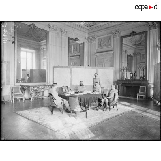 Château de Compiègne (Oise). GQG. Bureau du colonel Serrigny. Colonels Serrigny, Duchêne, Toutain, capitaine de San Lazaro, lieutenant Bonnet. [légende d'origine]