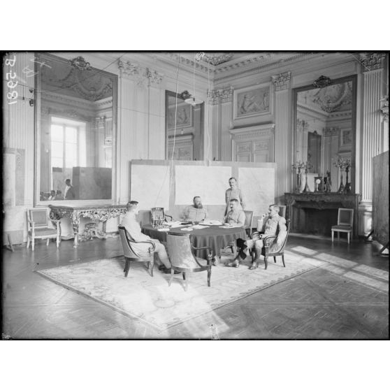 Château de Compiègne (Oise). GQG. Bureau du colonel Serrigny. Colonels Serrigny, Duchêne, Toutain, capitaine de San Lazaro, lieutenant Bonnet. [légende d'origine]