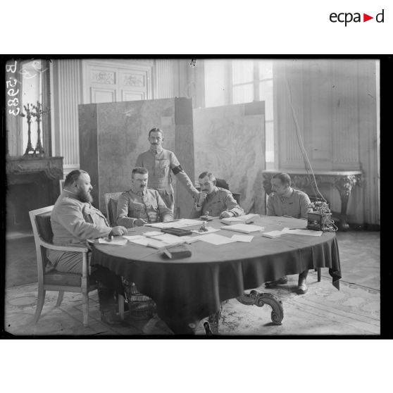 Compiègne. Au palais. Au Grand Quartier général. Bureau du lieutenant colonel Serrigny : le colonel Serrigny, le colonel Duchesne et le colonel Toutain, le capitaine de San Lazaro et le lieutenant Bonnet. [légende d'origine]