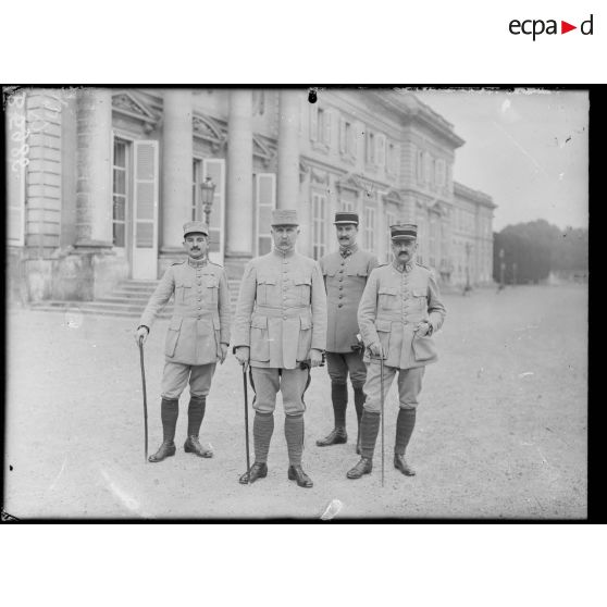 Compiègne. Au palais. Au Grand Quartier général. Le général Pétain, le lieutenant-colonel Serrigny, le lieutenant-colonel Duchêne, le lieutenant Thierry. [légende d'origine]