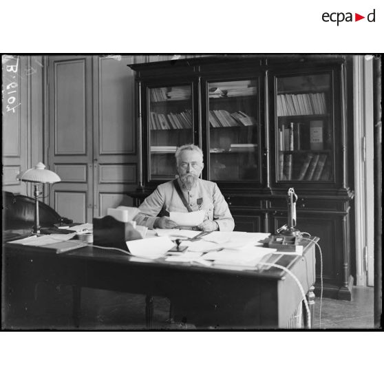 Le capitaine Perrin du cabinet technique du ministère de la Guerre. [légende d'origine]