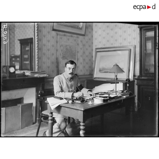 Monsieur le lieutenant Larau du cabinet technique du ministère de la Guerre. [légende d'origine]