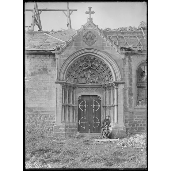 Athies (Somme). L'église. Porte du XIIIe siècle. [légende d'origine]